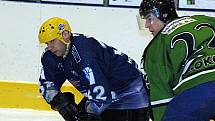 Jistý vítěz krajského hokejového přeboru HC Mattoni Ostrov (v modrém) hostil o víkendu celek Vřesové.