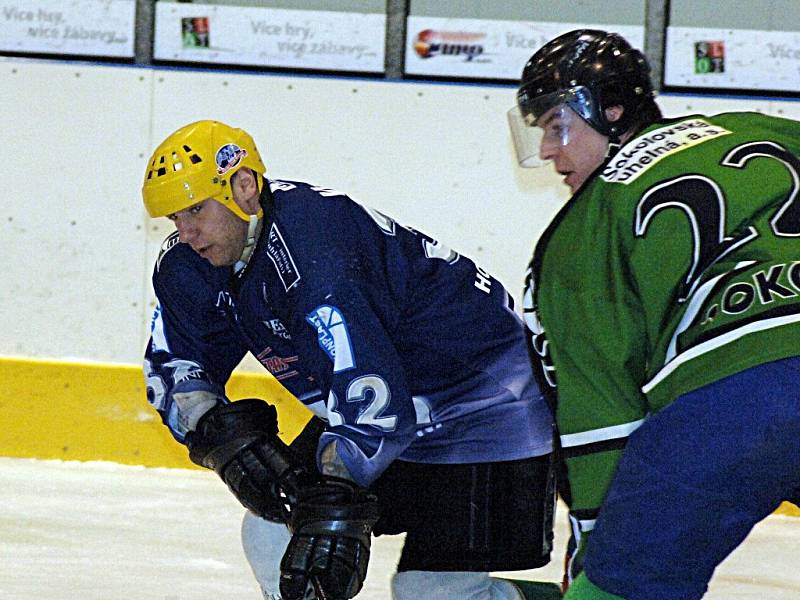 Jistý vítěz krajského hokejového přeboru HC Mattoni Ostrov (v modrém) hostil o víkendu celek Vřesové.