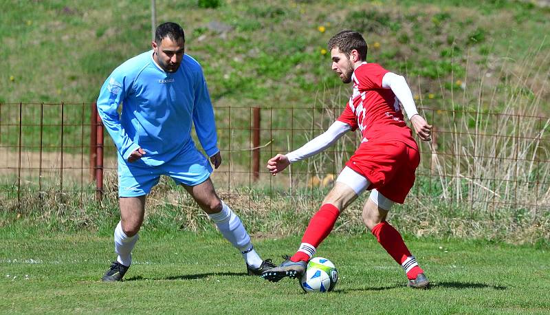 Kyselka porazila v Radošově Hájek (v modrém) 2:0.