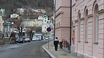 Prázdné ulice v lázeňském centru poblíž hotelu Pupp.