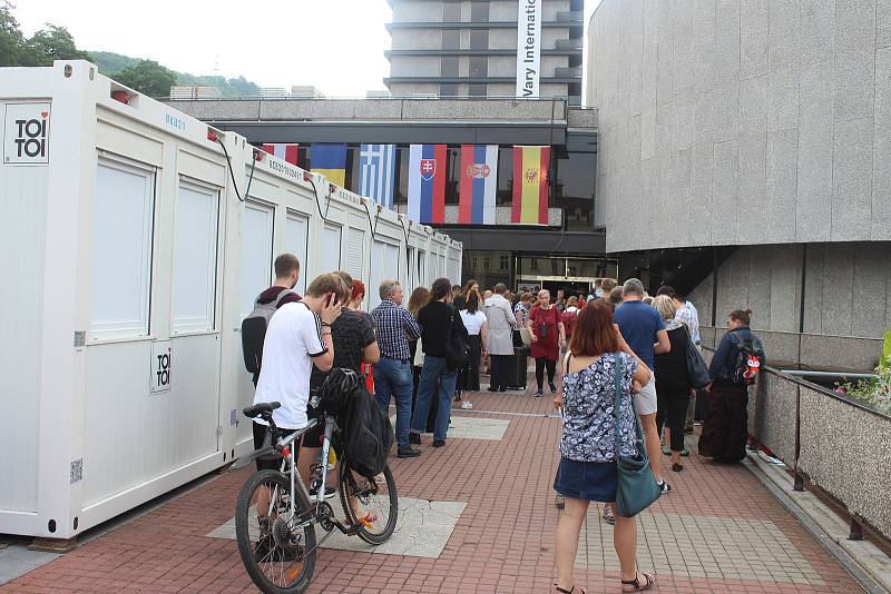 Prodej vstupenek zahájen. Natěšení návštěvníci 56. ročníku MFF Karlovy Vary si vystáli dlouhou frontu.