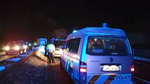 První den uzávěry okresů Cheb a Sokolov. Policisté připravují stanoviště za obcí Hory ve směru na Sokolov kvůli kontrolám řidičů. Na silnici D6 byl krátce po půlnoci klid. Místem projelo jen několik vozů.