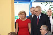 Prezident republiky Miloš Zeman s manželkou Ivanou přijel ve středu 1. března na třídenní návštěvu Karlovarského kraje. Jeho první cesta vedla tradičně na krajský úřad, kde se kromě jiného setkal se zastupiteli.