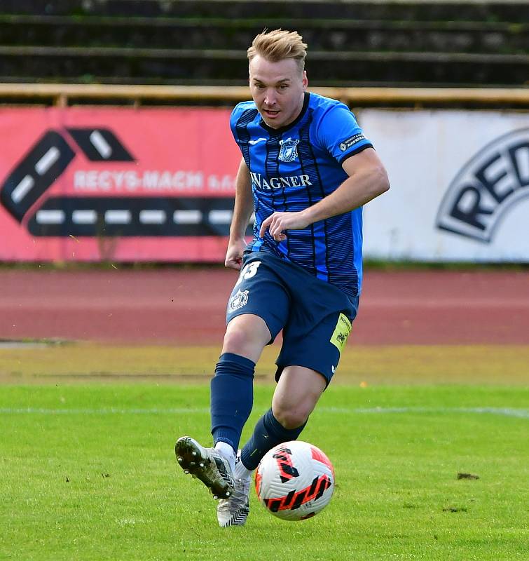 Fotbalisté Sokolova museli skousnout porážku 0:1 od Domažlic, kterou Chodům zařídil parádní trefou Jan zajíček.