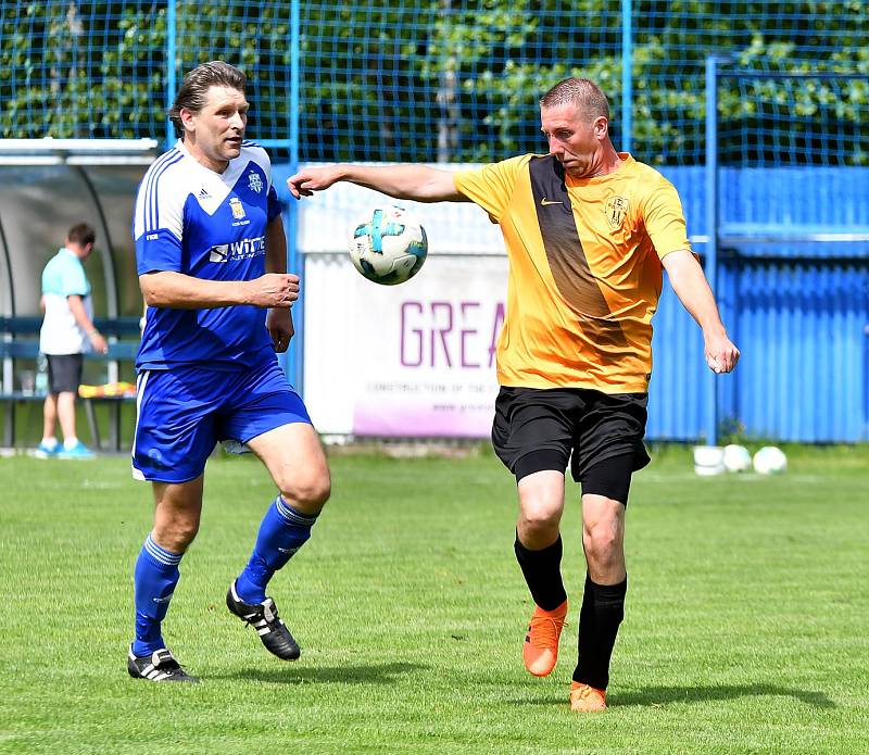 Fotbalisté Božičan (ve žlutém) se o víkendu představili na půdě nejdecké rezervy, kde nakonec prohráli 2:3.