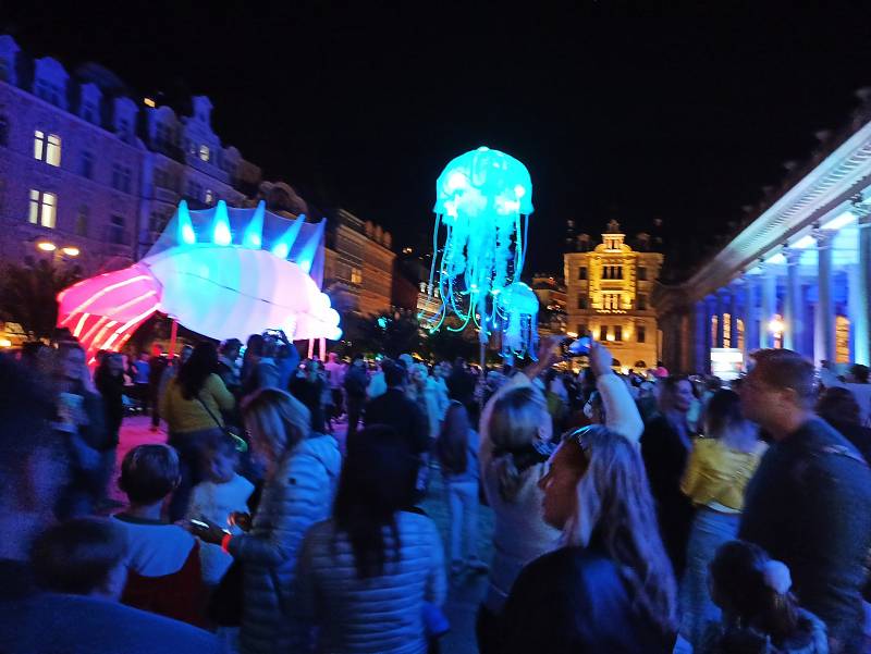 Festival světel přilákal do ulic v centru Karlových Varů i přes rostoucí počet nakažených tisícovky lidí.