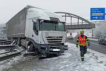 Nehoda kamionu na průtahu skrz Karlovy Vary.