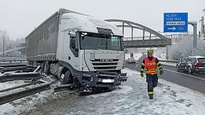 Nehoda kamionu na průtahu skrz Karlovy Vary.