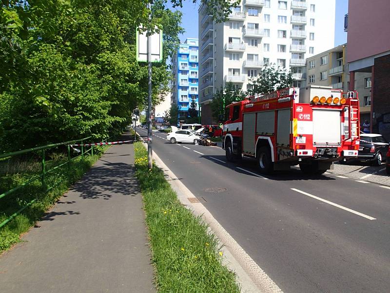 Při vážné nehodě v Karlových Varech zemřel motorkář.