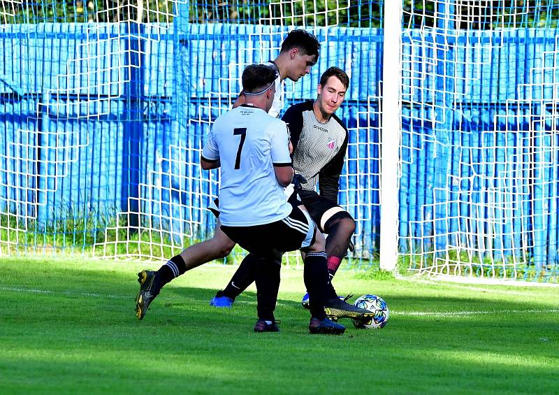 Nejdek (v bílém) si poradil na úvod s FC Cheb, slavil výhru 6:3.