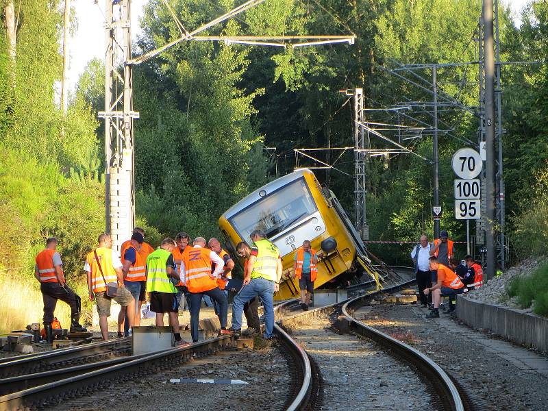 Ještě ve čtvrtek odpoledne nejezdily kvůli středeční železniční nehodě v Lázních Kynžvartu na trati Plzeň – Cheb vlaky.