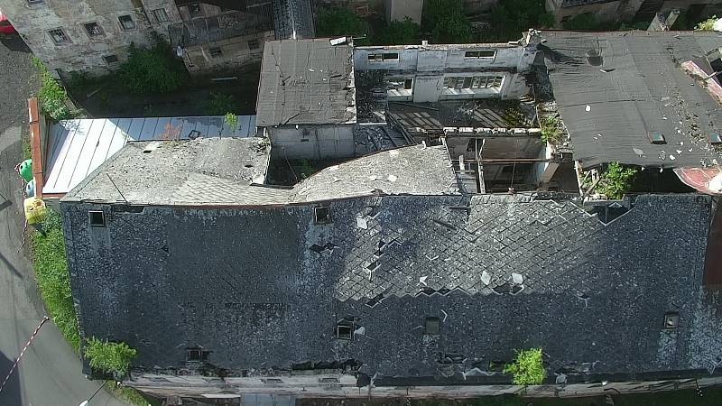 V Jakubově se zřítila část budovy na cestu, která musela být uzavřena. Foto: HZS