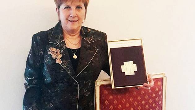 OPERÁTORKA JANA FOJTLOVÁ s oceněním Zlatý záchranářský kříž za nejlepší záchranářský čin roku 2015.