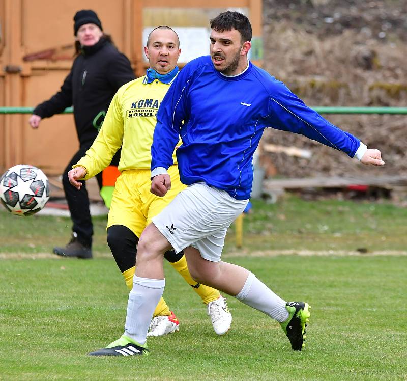 Fotbalisté Dalovic slavili vysokou výhru 6:0 nad Jáchymovem (modrém).