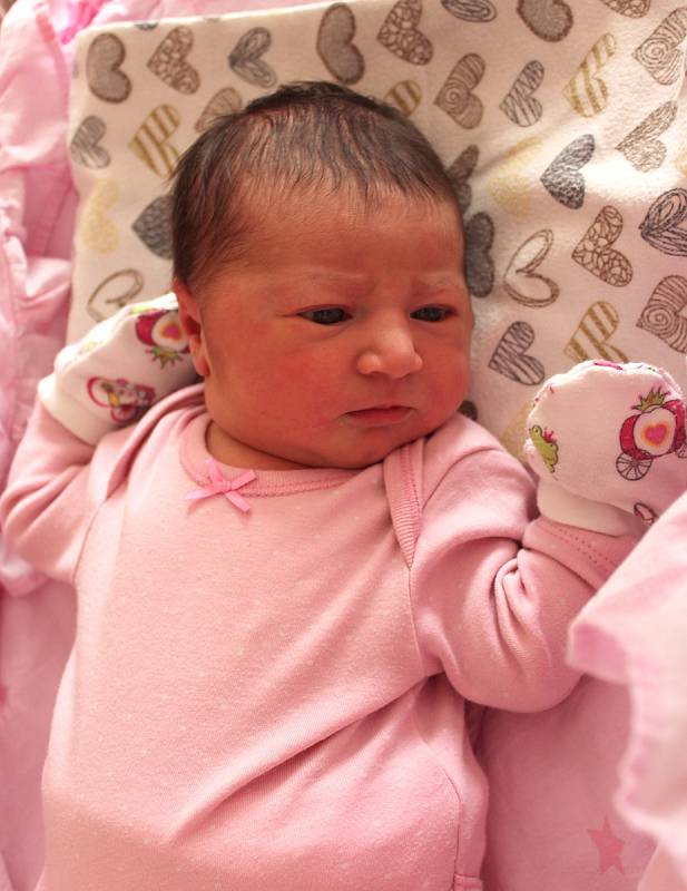 Adelína Dobrá se narodila 25. února ve 12:58 rodičům Ivetě a Antonínovi z Plzně. Po příchodu na svět ve FN na Lochotíně vážila sestřička dvouleté Amálky 3350 gramů a měřila 50 centimetrů.