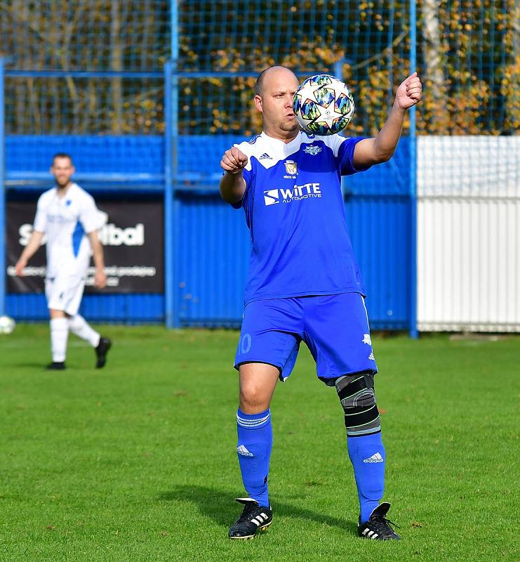 Fotbalisté Bečova ( v bílém) si o víkendu připsali na svůj účet v okresním přeboru velmi cennou výhru 4:1 nad Nejdkem B.