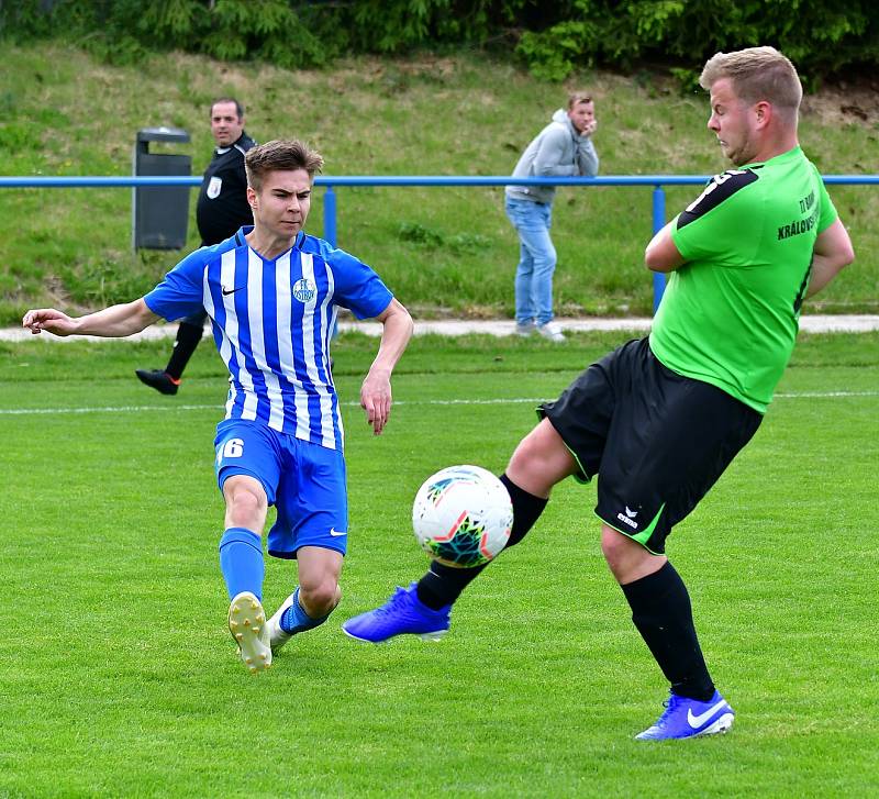 Královské Poříčí (v zeleném) odehrálo s Ostrovem velmi dobré utkání, i přesto nakonec prohrálo 0:2.