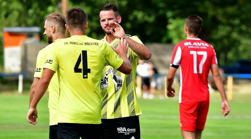 Přeštice (ve žlutém) urvaly cenný skalp třetiligové karlovarské Slavie, kterou porazily na starorolském pažitu v poměru 1:0.