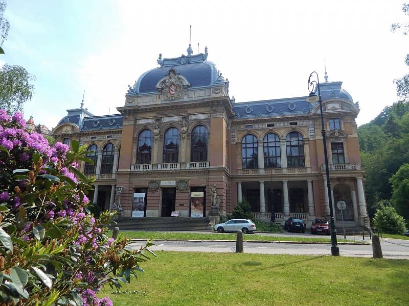 Centrum města Karlovy Vary zůstává i nadále prázdné. Lidé věří, že se po rozvolnění opatření život do města zase vrátí a turisté začnou do centra opět přijíždět.