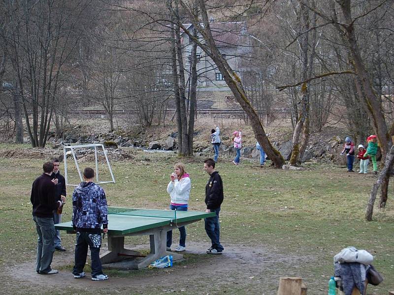 V botanické zahradě v Bečově se konalo tradiční vítání jara, které přilákalo davy návštěvníků.