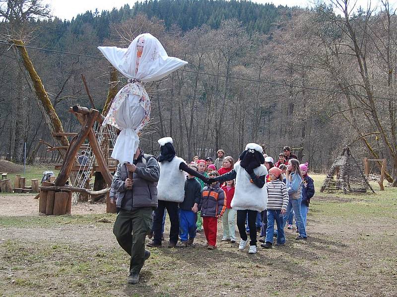 V botanické zahradě v Bečově se konalo tradiční vítání jara, které přilákalo davy návštěvníků.