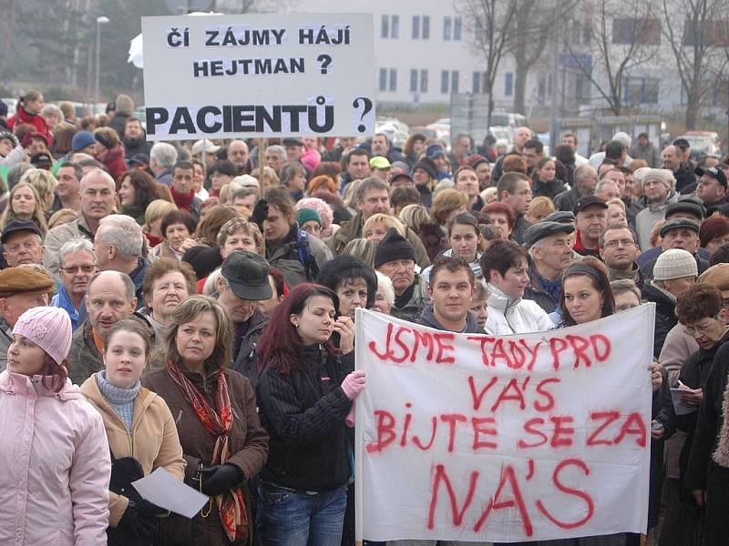 Demonstrace zdravotníků před krajským úřadem.