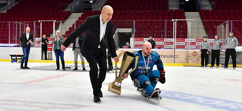 Para hokejisté SKV Sharks Karlovy Vary uhájili para hokejový trůn. V KV Aréně obstál nejlepší tým základní části i ve druhé finálové bitvě, ve které slavil výhru 6:3 nad Zlínem.