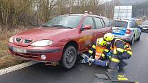 Pod vozem zaklíněného psa vyprostili hasiči, nadzvedli auto