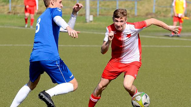 Slávisté v domácím prostředí dosáhli na jedenáctou výhru, když pokořili Kadaň (v modrém) 5:1.