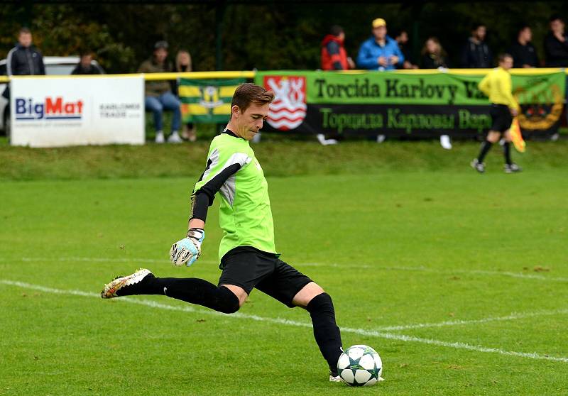 Krajské divizní derby nevyšlo hráčům Mariánských Lázní (v bílém) podle jejich představ, když museli skousnout potupnou prohru 0:6.