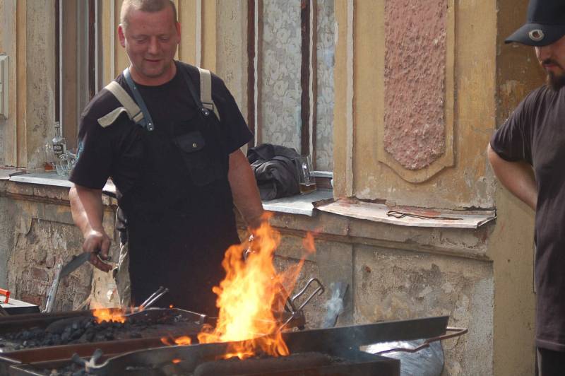 KDYBYCH JÁ BYL KOVÁŘEM a měl jeho sílu... Na mezinárodní kovářské sympozium v Bečově přijeli umělci a fakt chlapi jak se patří. 