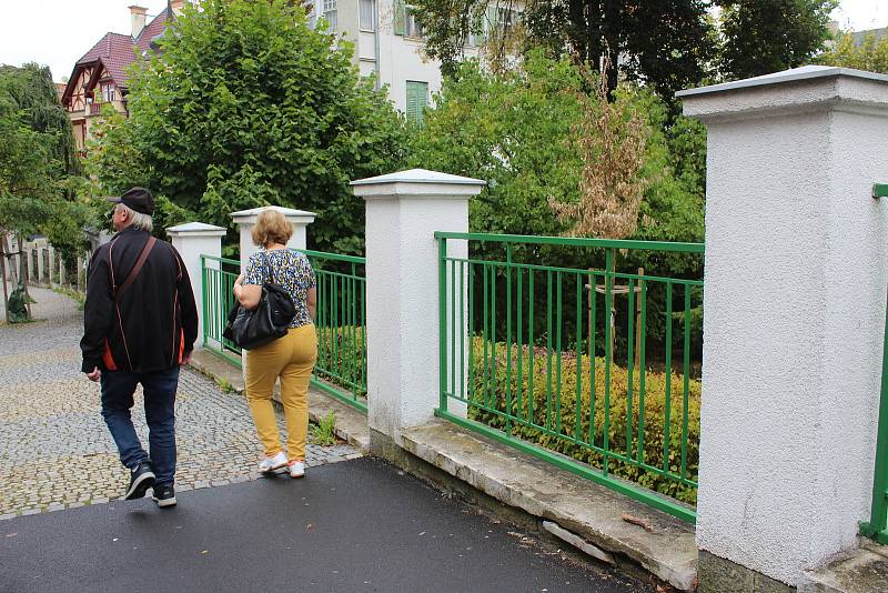 Skutečný pohled na plot v ulici Krále Jiřího, který lemuje zdravotnickou školu.