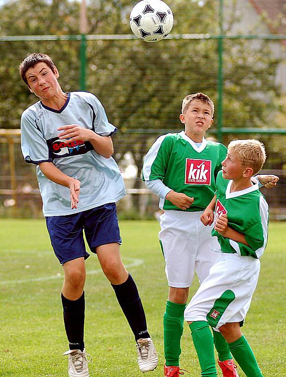 V dalším kole okresního přeboru žáků si na své konto připsal Sedlec (v zeleném) porážku s Kolovou v poměru 1:5.