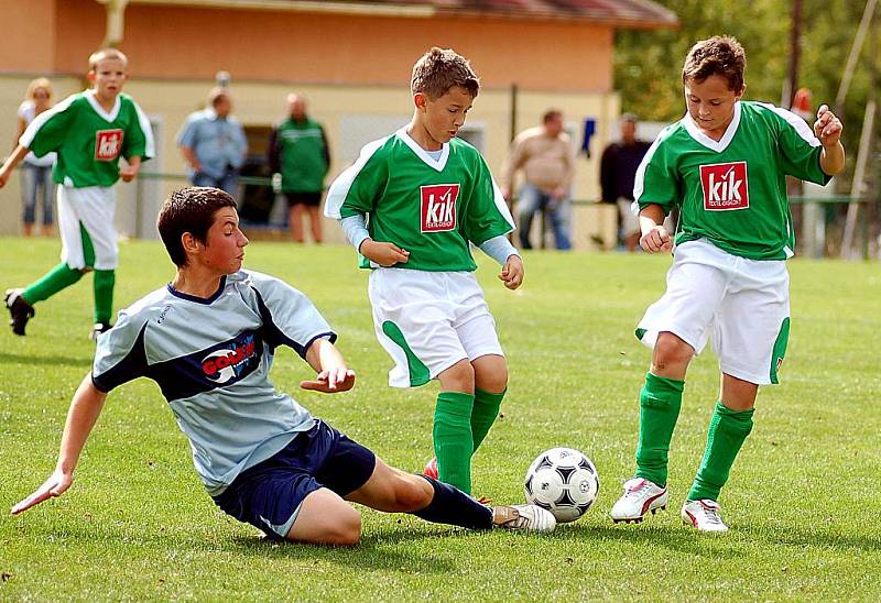 V dalším kole okresního přeboru žáků si na své konto připsal Sedlec (v zeleném) porážku s Kolovou v poměru 1:5.