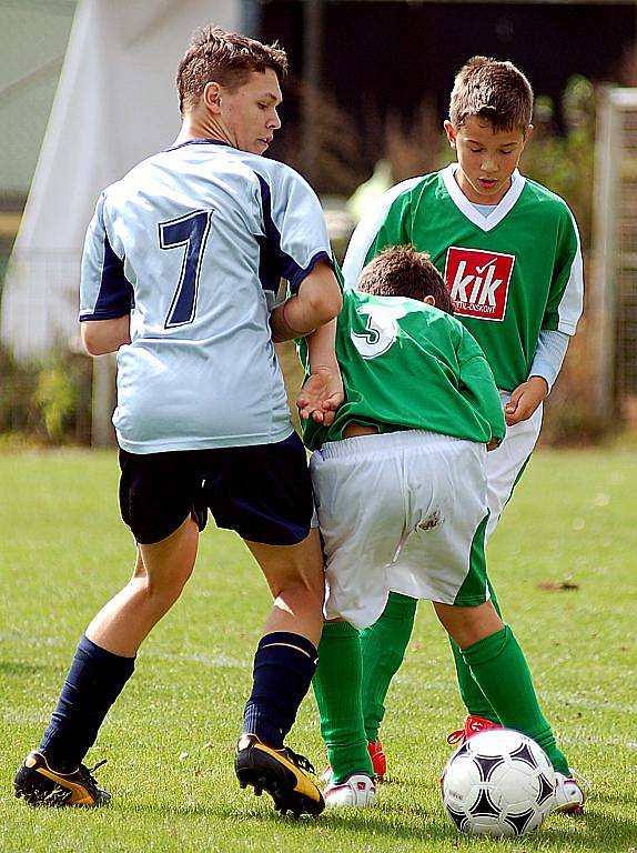 V dalším kole okresního přeboru žáků si na své konto připsal Sedlec (v zeleném) porážku s Kolovou v poměru 1:5.