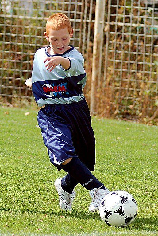 V dalším kole okresního přeboru žáků si na své konto připsal Sedlec (v zeleném) porážku s Kolovou v poměru 1:5.