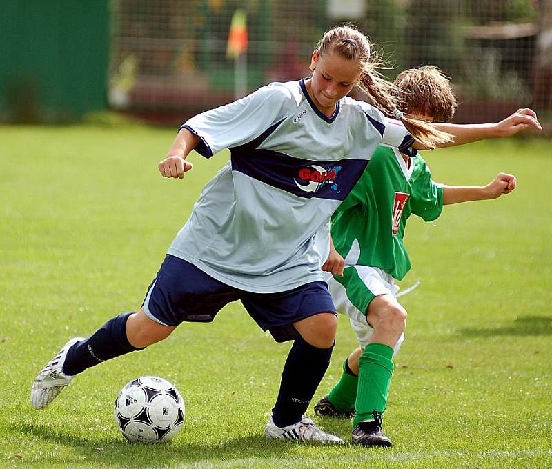 V dalším kole okresního přeboru žáků si na své konto připsal Sedlec (v zeleném) porážku s Kolovou v poměru 1:5.