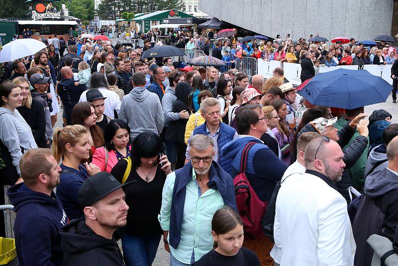 Příjezdem hostů na červený koberec hotelu Thermal začal 56. ročník Mezinárodního filmového festivalu Karlovy Vary.