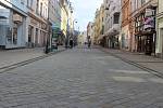 Karlovarské ulice jsou nyní téměř prázdné.