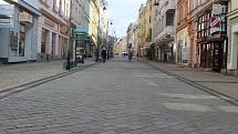 Karlovarské ulice jsou nyní téměř prázdné.
