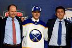 Jiřího Kulicha uprostřed) si vybralo v úvodním kole draftu NHL Buffalo, které si karlovarského útočníka vybralo z 28. pozice.