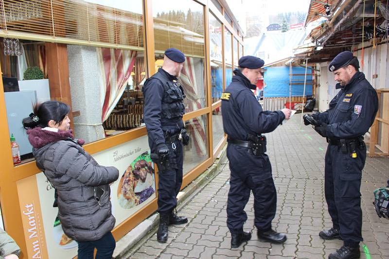 Preventivní policejní akce na tržnici v Potůčkách.