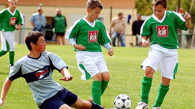 V dalším kole okresního přeboru žáků si na své konto připsal Sedlec (v zeleném) porážku s Kolovou v poměru 1:5.