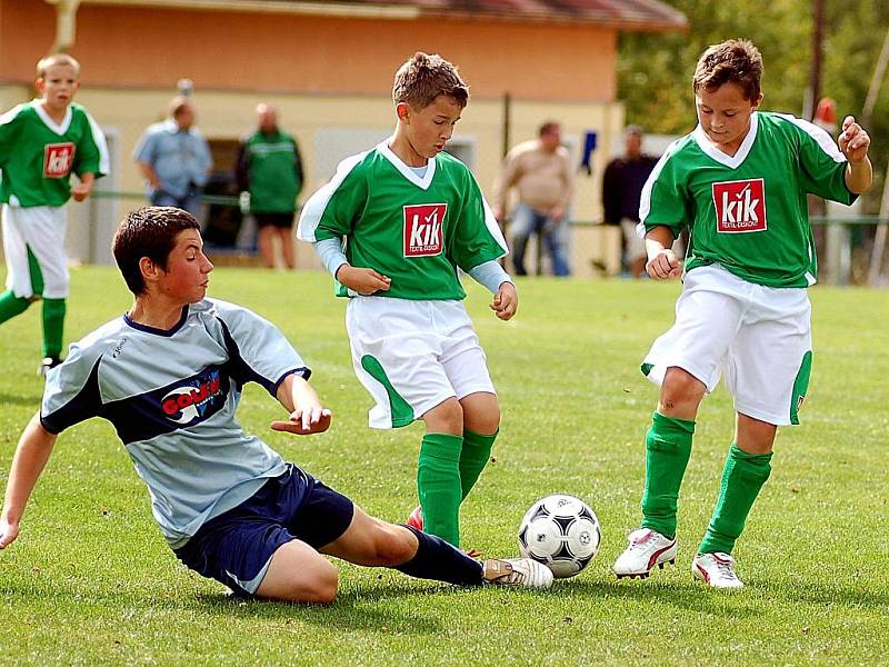 V dalším kole okresního přeboru žáků si na své konto připsal Sedlec (v zeleném) porážku s Kolovou v poměru 1:5.