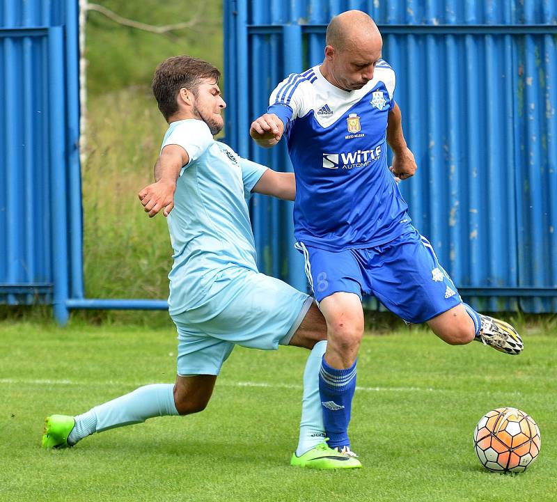 Divizní Chomutov (ve světlém) potvrdil své kvality, když na hřišti Nejdku (v modrém) urval výhru 3:1, čímž si zajistil postup do prvního kola MOL Cupu, ve kterém v sobotu 22. července bude hostit od 17.00 hodin Vyšehrad.