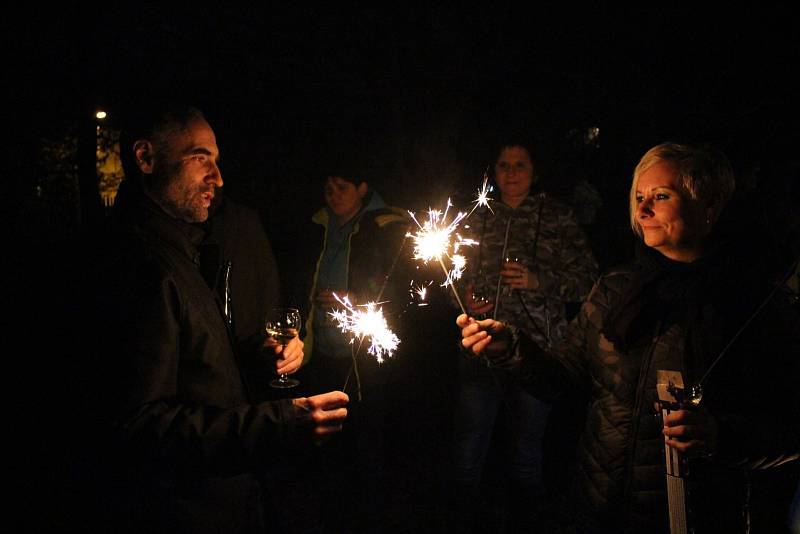 Příchod nového roku slavily tisíce lidí ve velkých městech Karlovarského kraje, ale i v malých obcích. Sousedé a přátelé se tak sešli například v Hlavně na Sokolovsku, kde si užívali té pravé silvestrovské zábavy a nechyběl ani půlnoční ohňostroj.