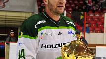 Hokejové utkání WSM Ligy - play off mezi celky HC Slavia Praha a  HC Energie Karlovy Vary 18. března v Praze. Václav Skuhravý s pohárem pro vítěze WSM Ligy.