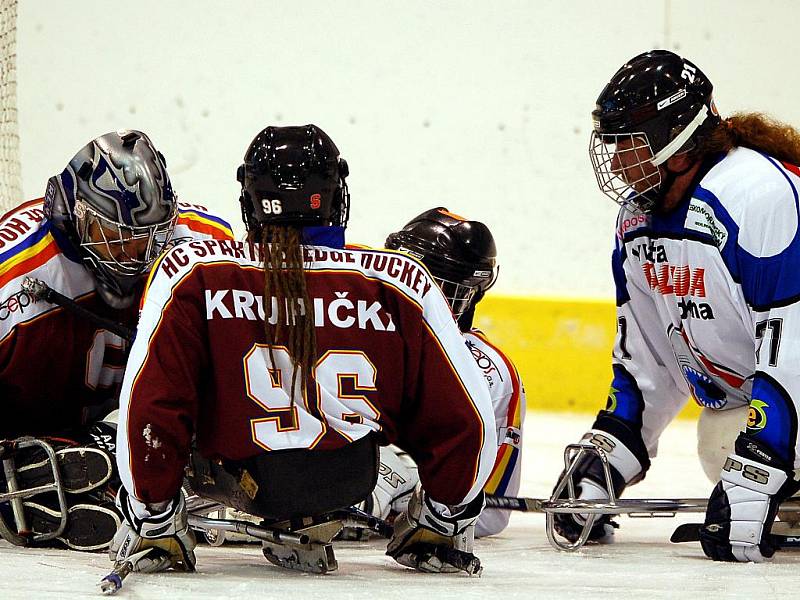 V šestém kole sledgehokejové ligy pokořil úřadující mistr sledgehokejové lihy SKV Sharks (v bílomodrém) na ostrovském zimním stadionu vícemitra ligy Spartu Praha (v rudém) v poměru 5:1