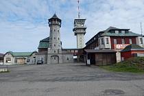 Vysílač Klínovec se nachází v nadmořské výšce 1243 m n. m. na stejnojmenné hoře v Krušných horách.