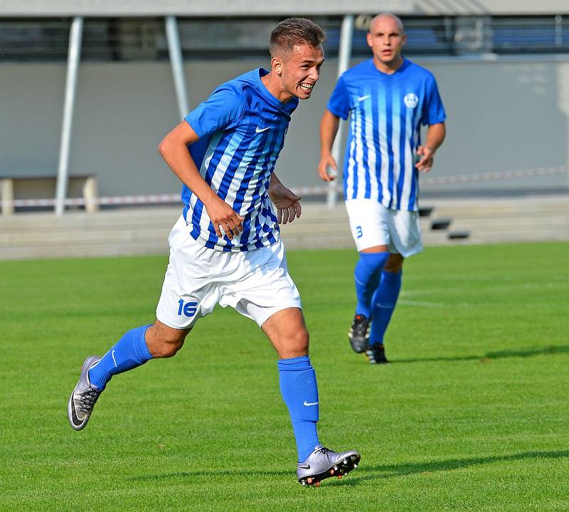 Ostrov (modrobílém) si o víkendu připsal na konto třetí výhru, když pokořil Chodov (v červeném) vysoko 7:0.